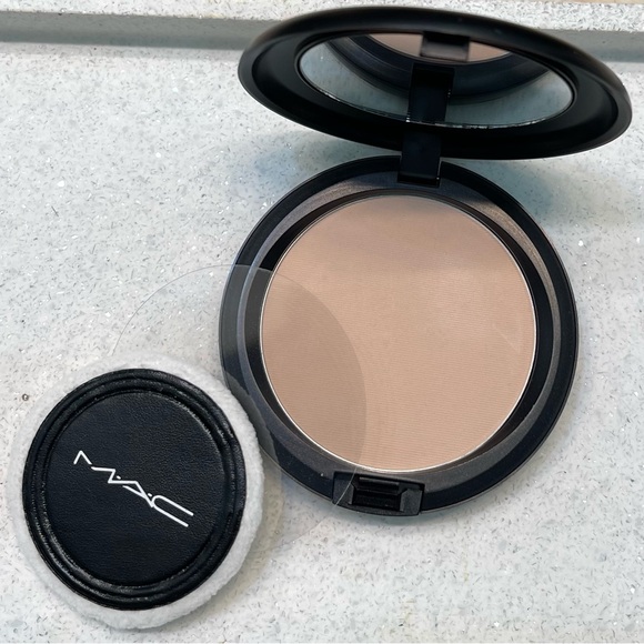 MAC ~ ‘MEDIUM’ Blot Powder Compact with Mirror ~ Full Size 12 g ~ NIB - Picture 4 of 16